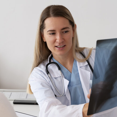 radiografia-della-holding-del-medico-di-smiley-del-colpo-medio